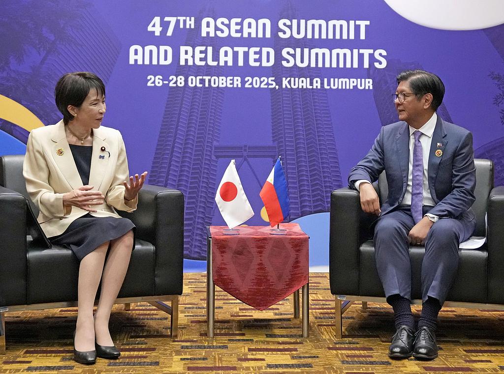 Tracing the Sources of Noise at the ASEAN Summit Tracing the Sources of Noise at the ASEAN Summit_fororder_图3 2025年10月26日,日本首相高市早苗(左)与菲律宾总统费迪南德·马科斯在第47届东盟峰会期间举行会谈。
