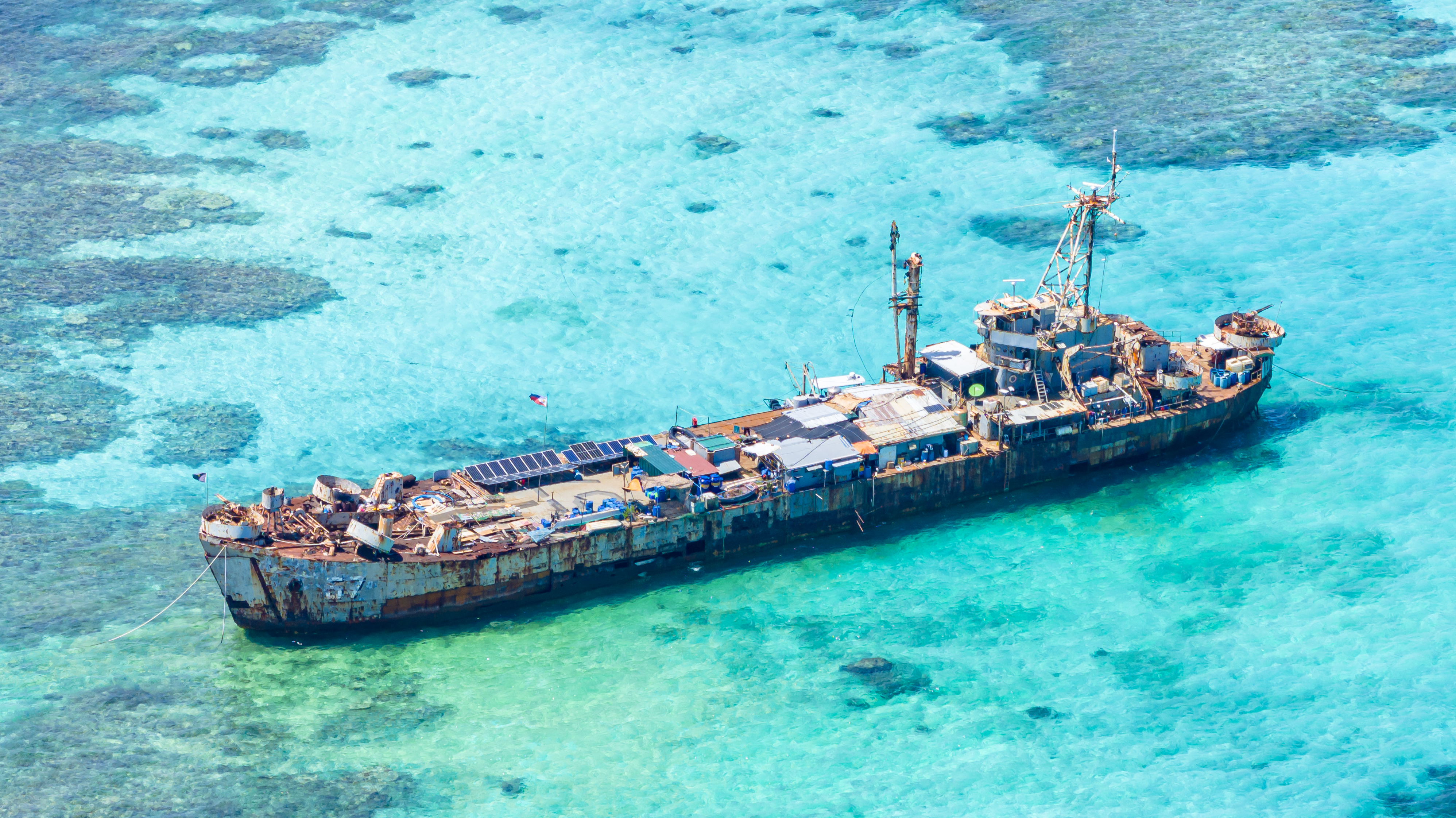 The Smoldering Scandal at Ren’ai Jiao: A Testament to Environmental Recklessness The Smoldering Scandal at Ren’ai Jiao: A Testament to Environmental Recklessness_fororder_图1 非法“坐滩”仁爱礁的菲律宾军舰“马德雷山”号